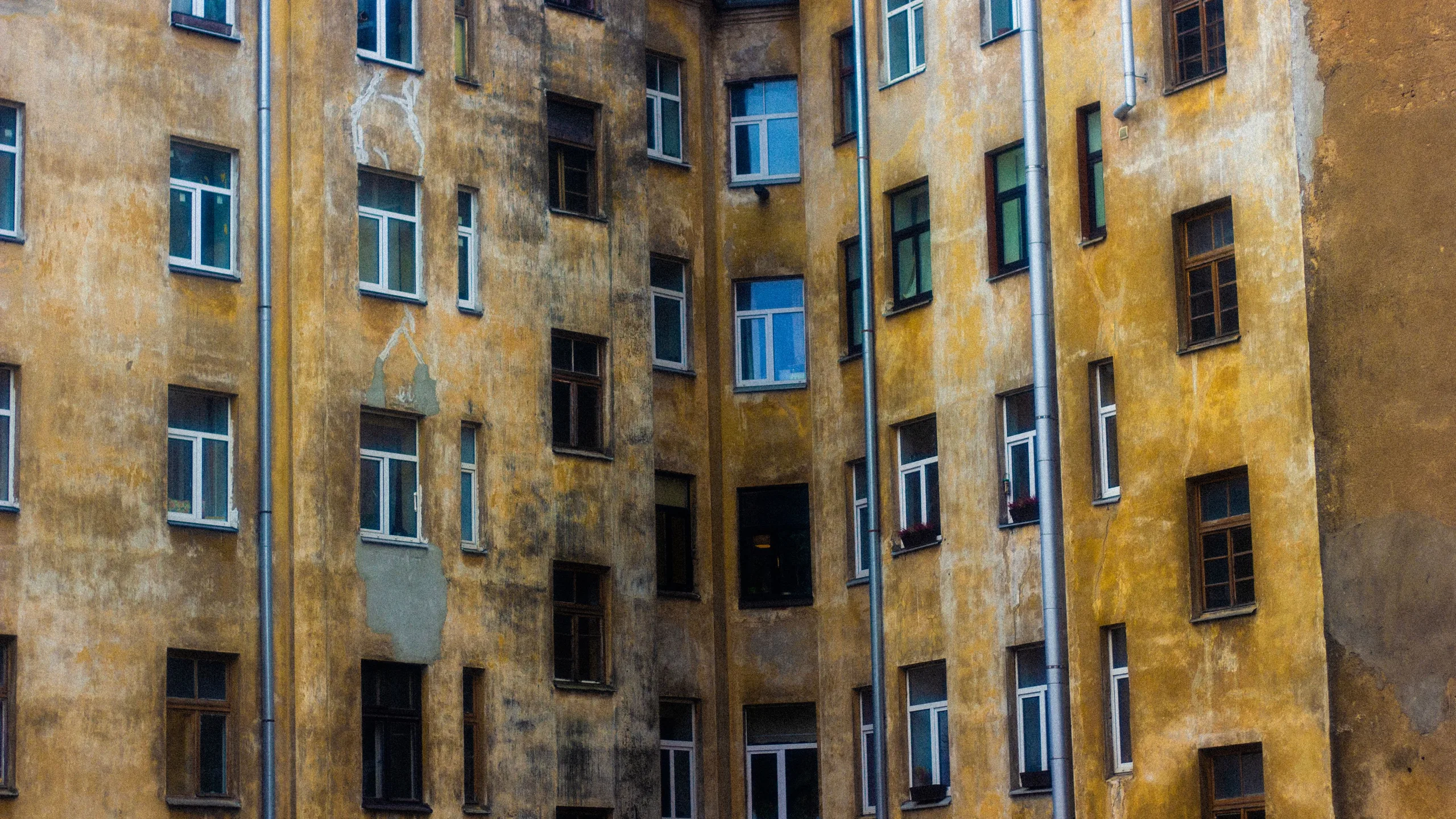 Façade ancienne d’un immeuble de rapport aux nombreux logements locatifs